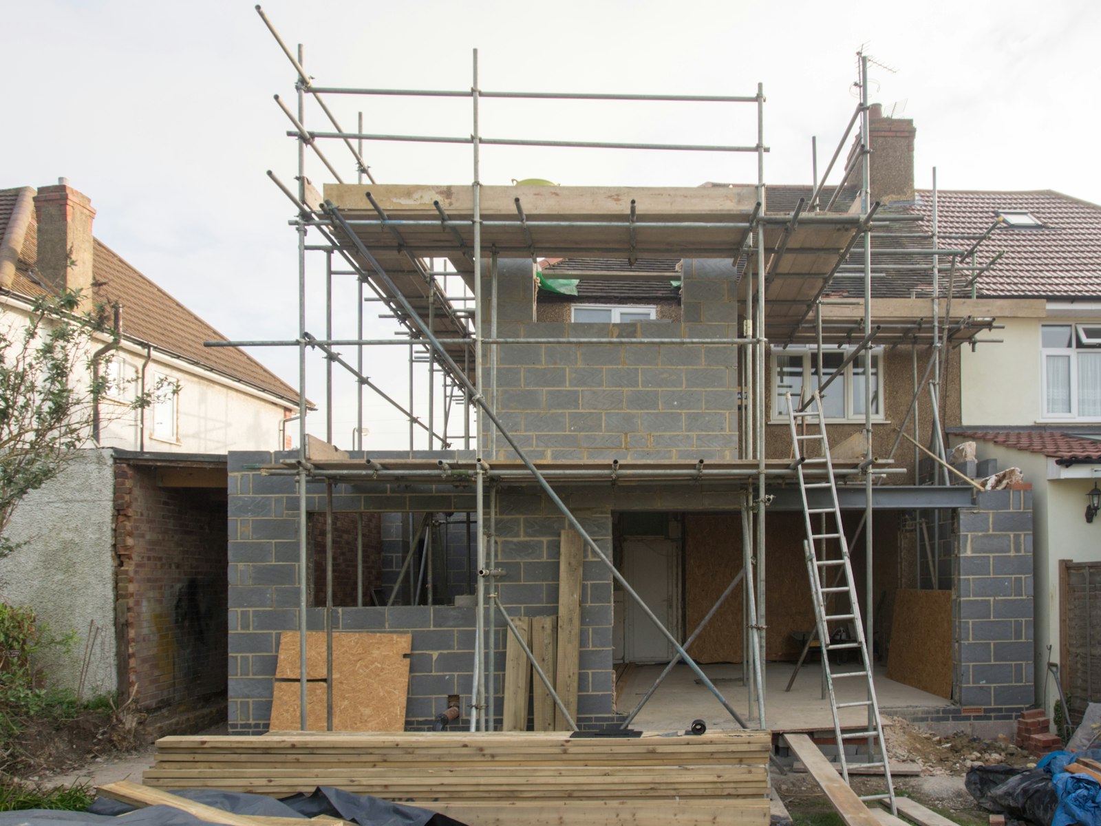 Extension structure with steel beams and scaffolding